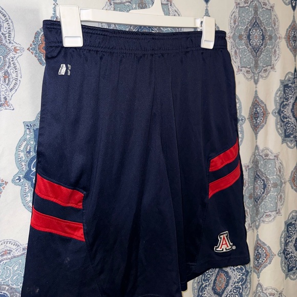 U of a basketball shorts great condition - Picture 3 of 6